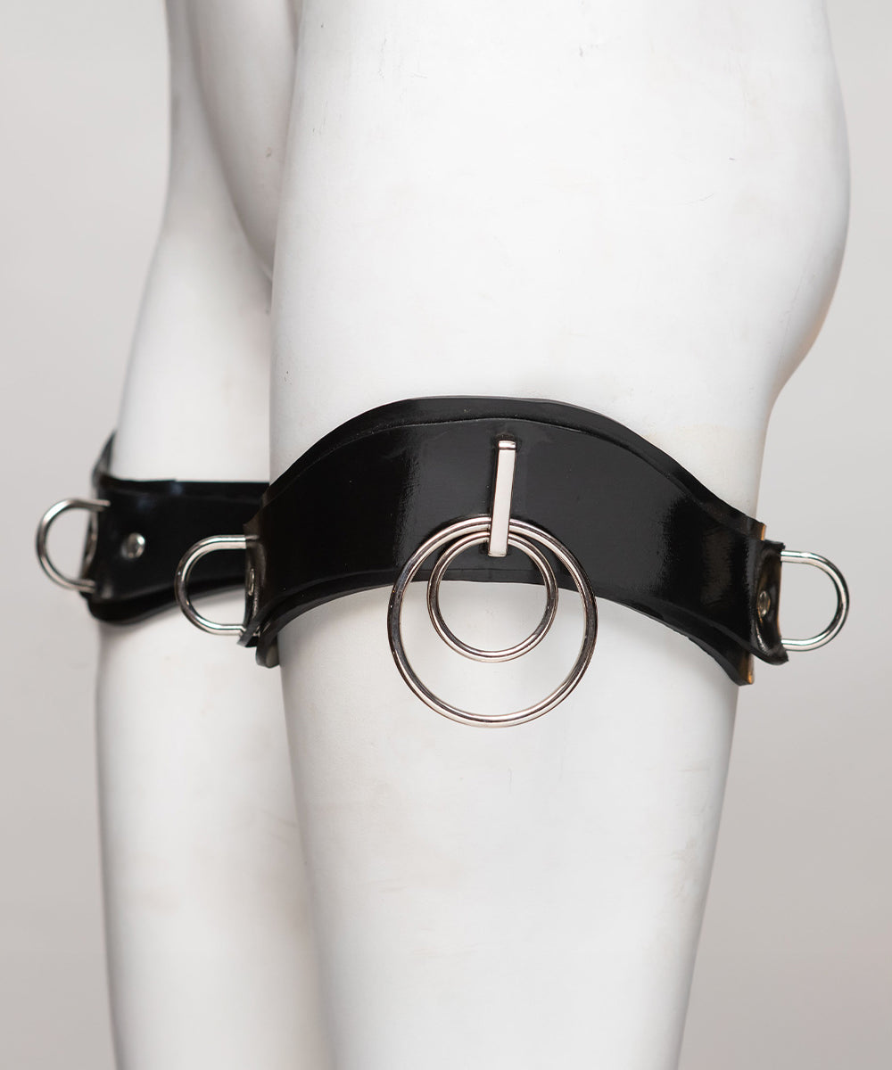 The side of the ilaria double ring thigh cuffs set is shown on a white mannequin in front of a gray background.