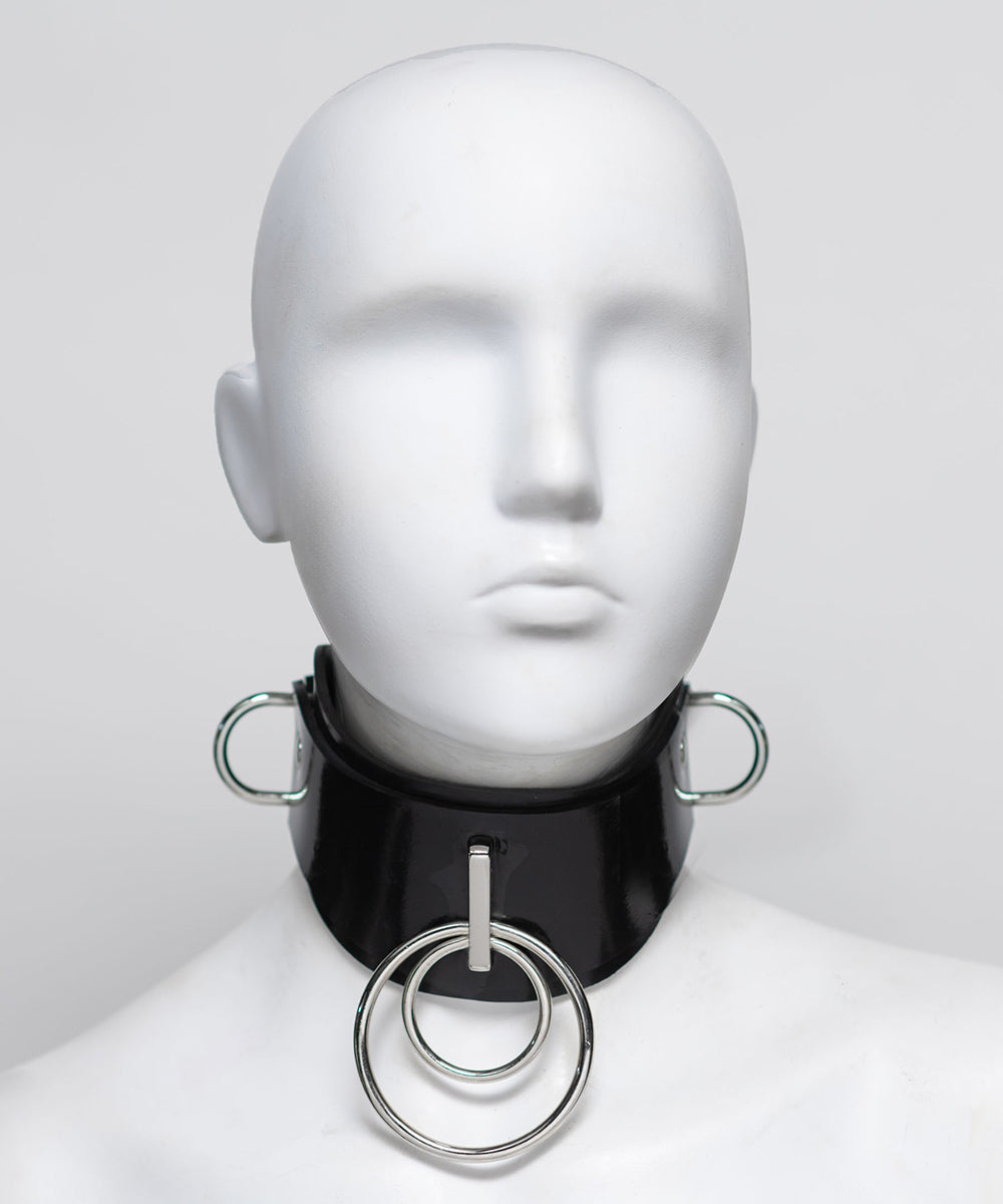 The front of the ilaria double ring posture collar is shown on a white mannequin in front of a gray background.