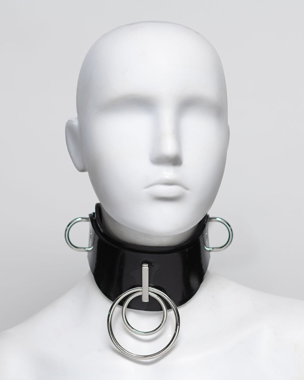 The front of the ilaria double ring posture collar is shown on a white mannequin in front of a gray background.