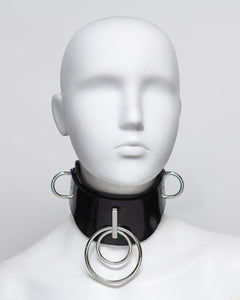 The front of the ilaria double ring posture collar is shown on a white mannequin in front of a gray background.