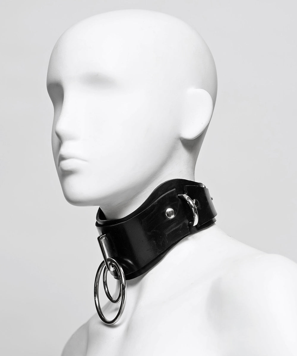The side of the ilaria double ring posture collar is shown on a white mannequin in front of a gray background.