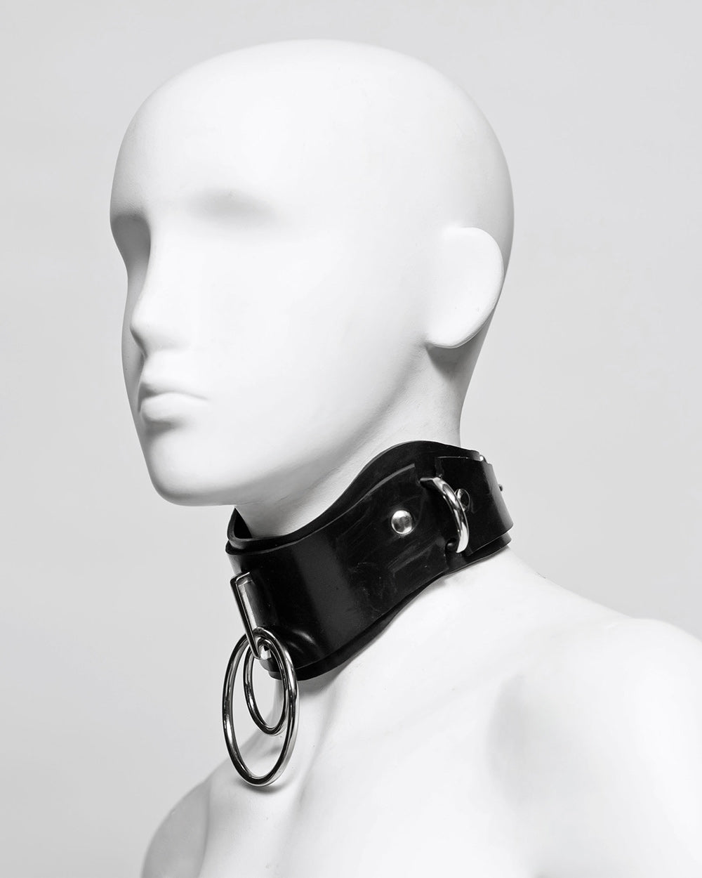The side of the ilaria double ring posture collar is shown on a white mannequin in front of a gray background.