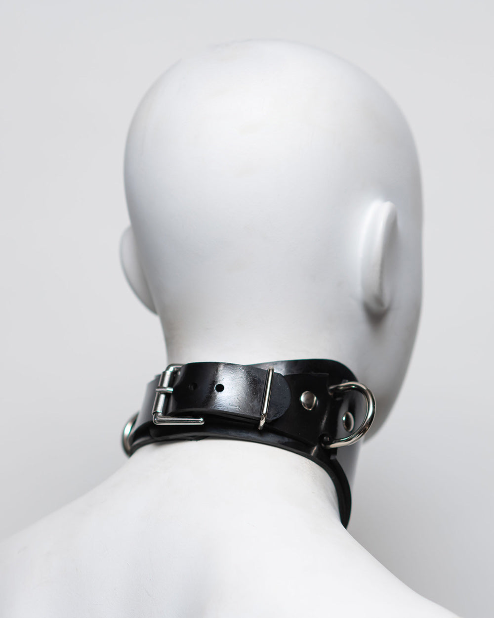 The back of the ilaria double ring posture collar is shown on a white mannequin in front of a gray background.