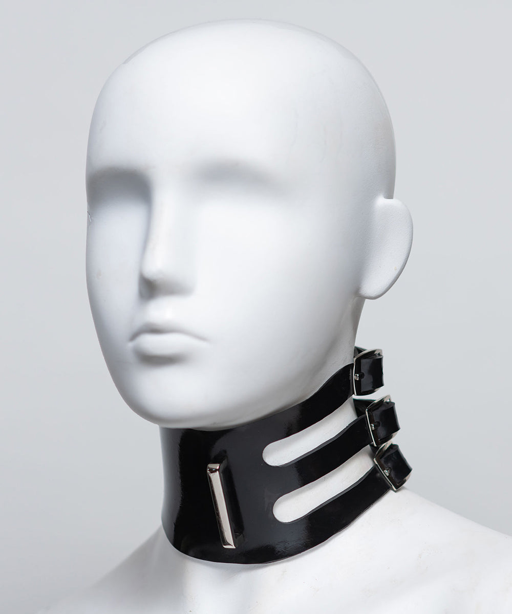 The side of the Zafira collar is shown on a white mannequin in front of a gray background.