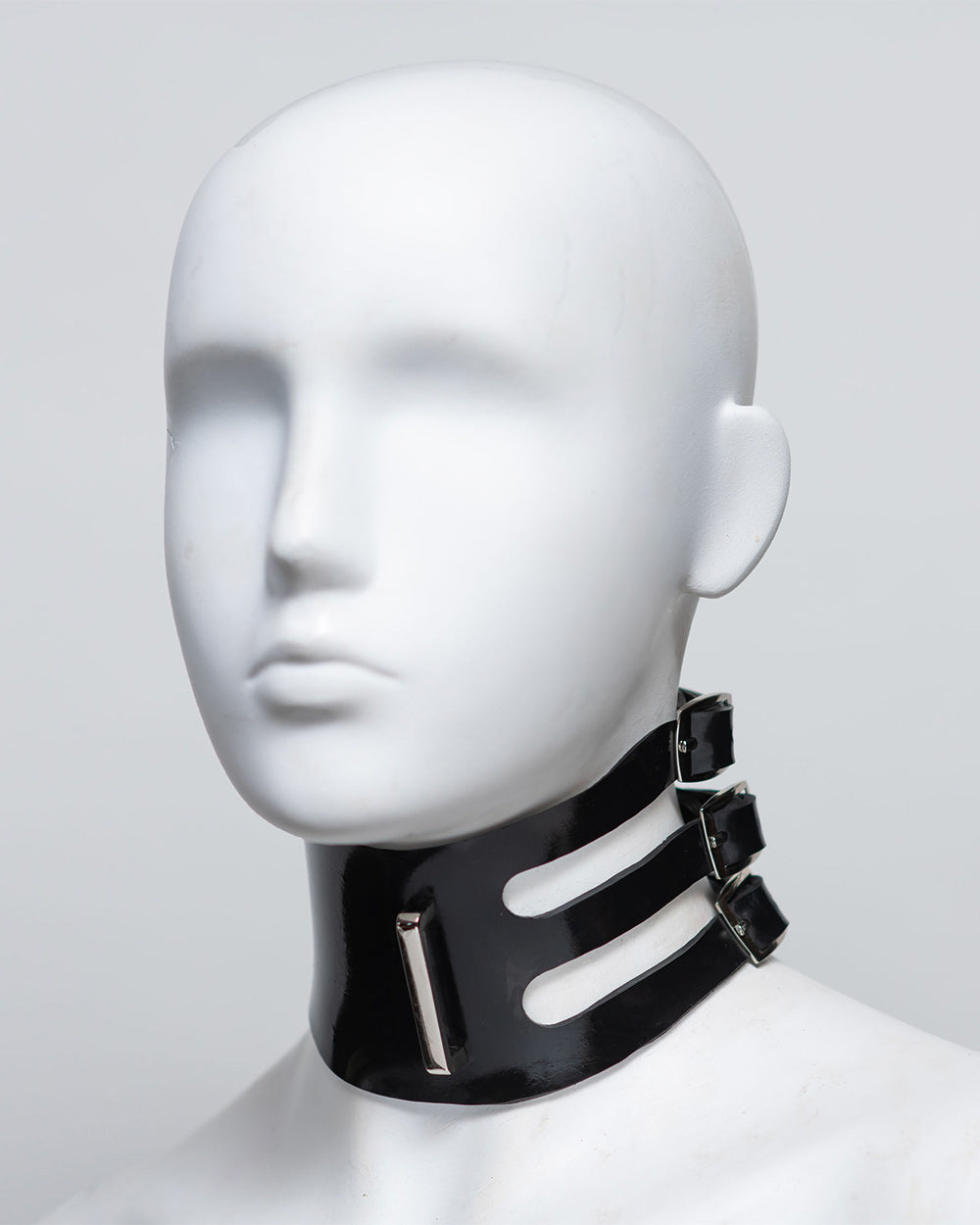 The side of the Zafira collar is shown on a white mannequin in front of a gray background.