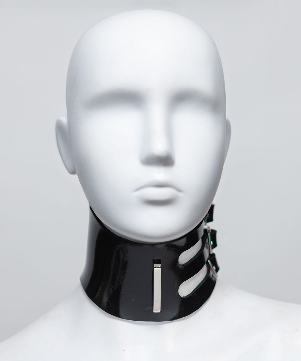 The front of the zafira collar is shown on a white mannequin in front of a gray background.