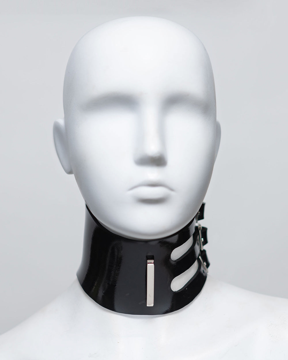 The front of the zafira collar is shown on a white mannequin in front of a gray background.