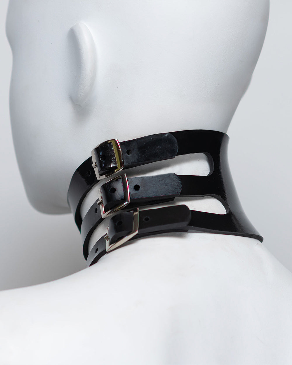 The back of the zafira collar is shown on a white mannequin in front of a gray background.